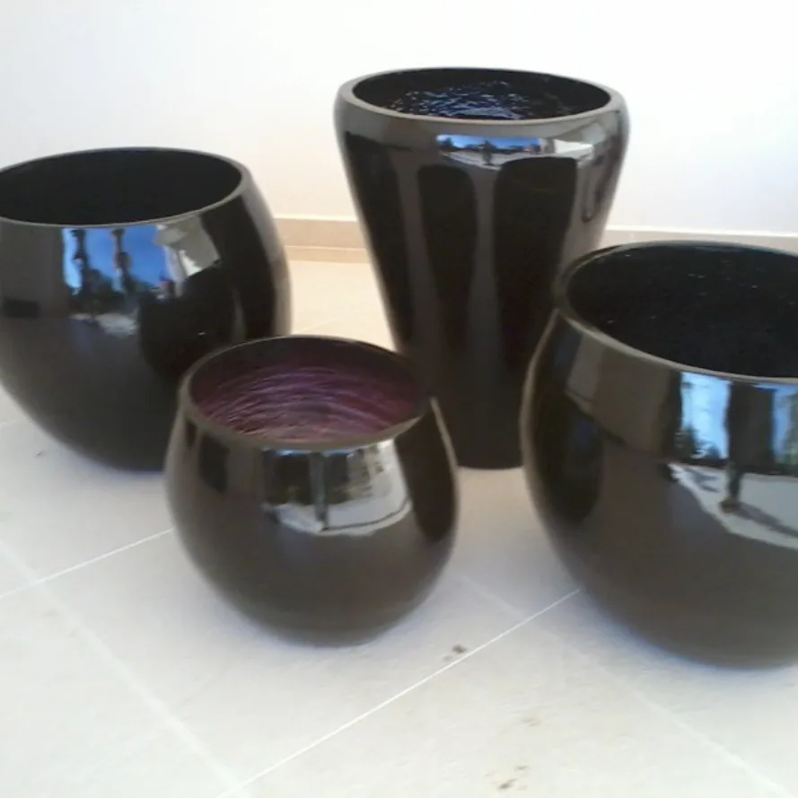 Conjunto de vasos arredondados pretos