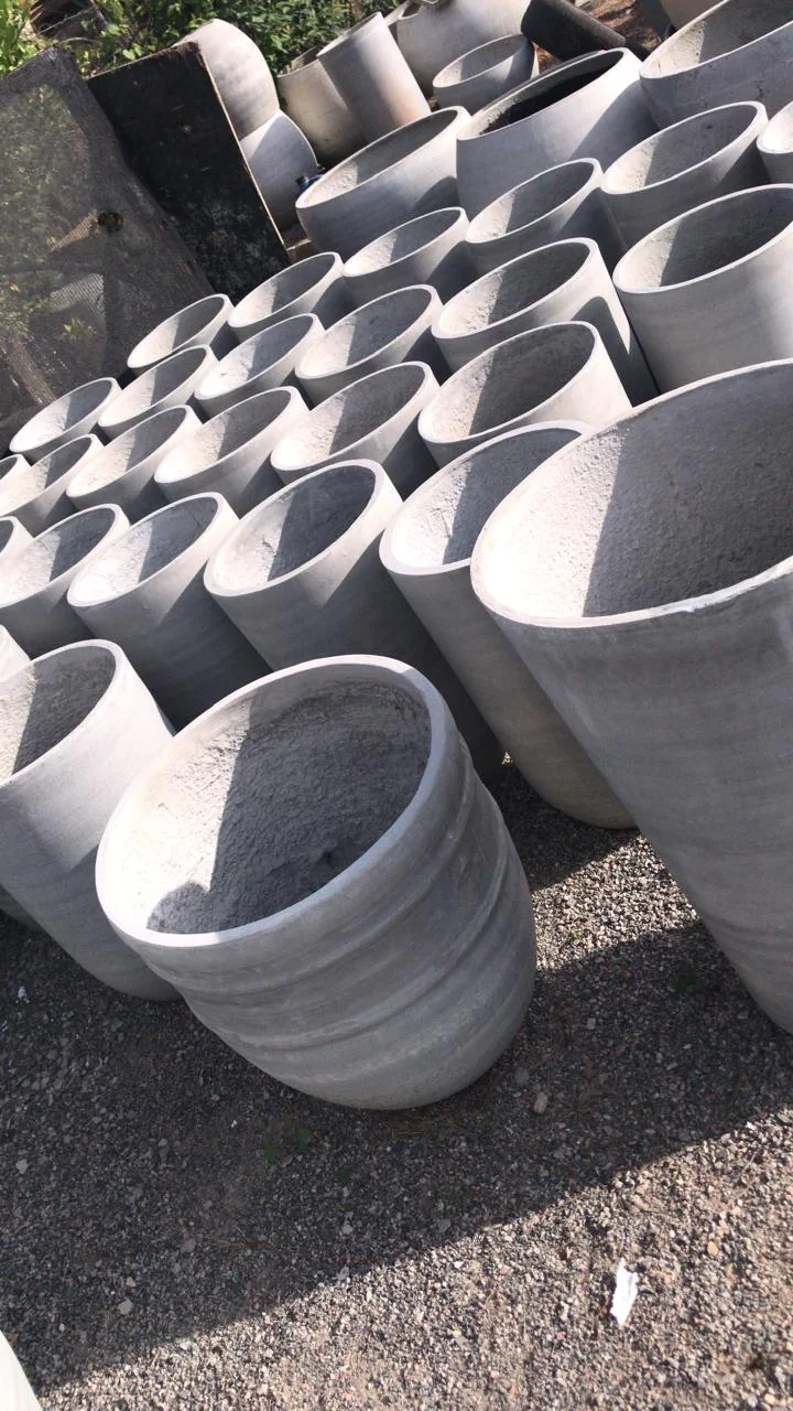 Diversos vasos de concreto sem pintura