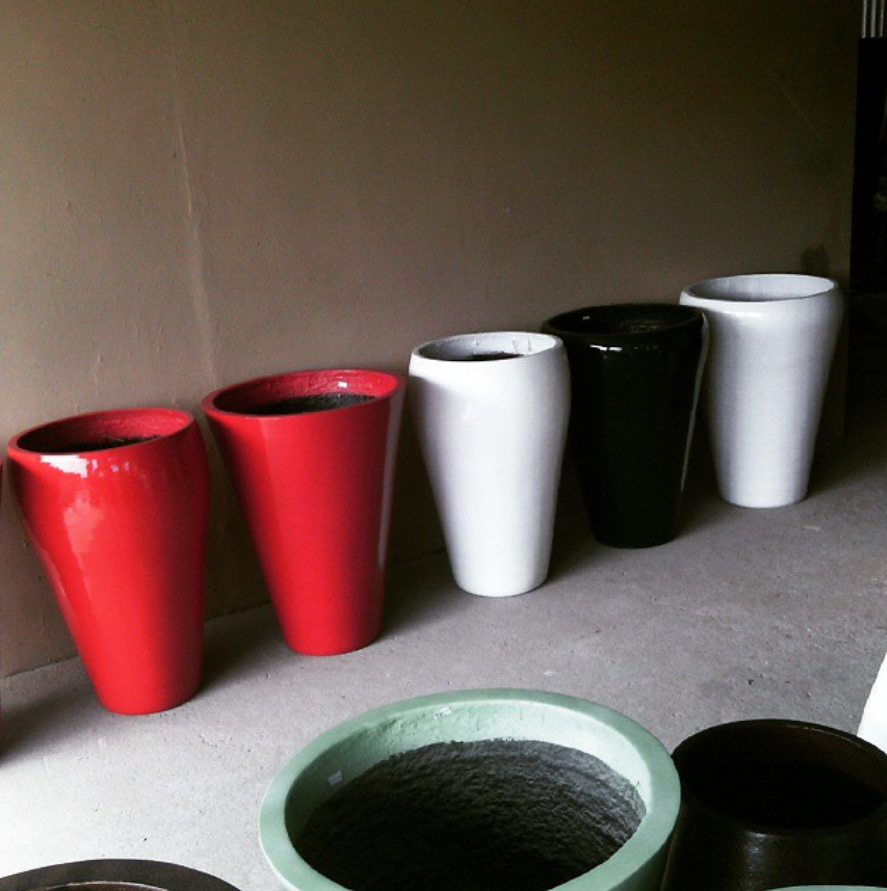 Vasos cônicos em diferentes cores