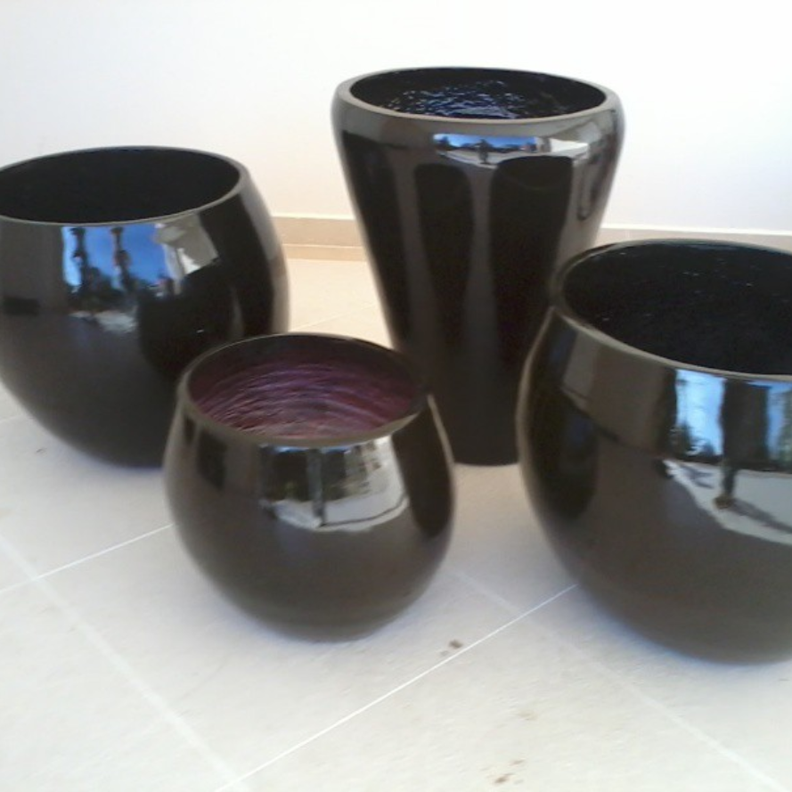 Conjunto de vasos redondos pretos